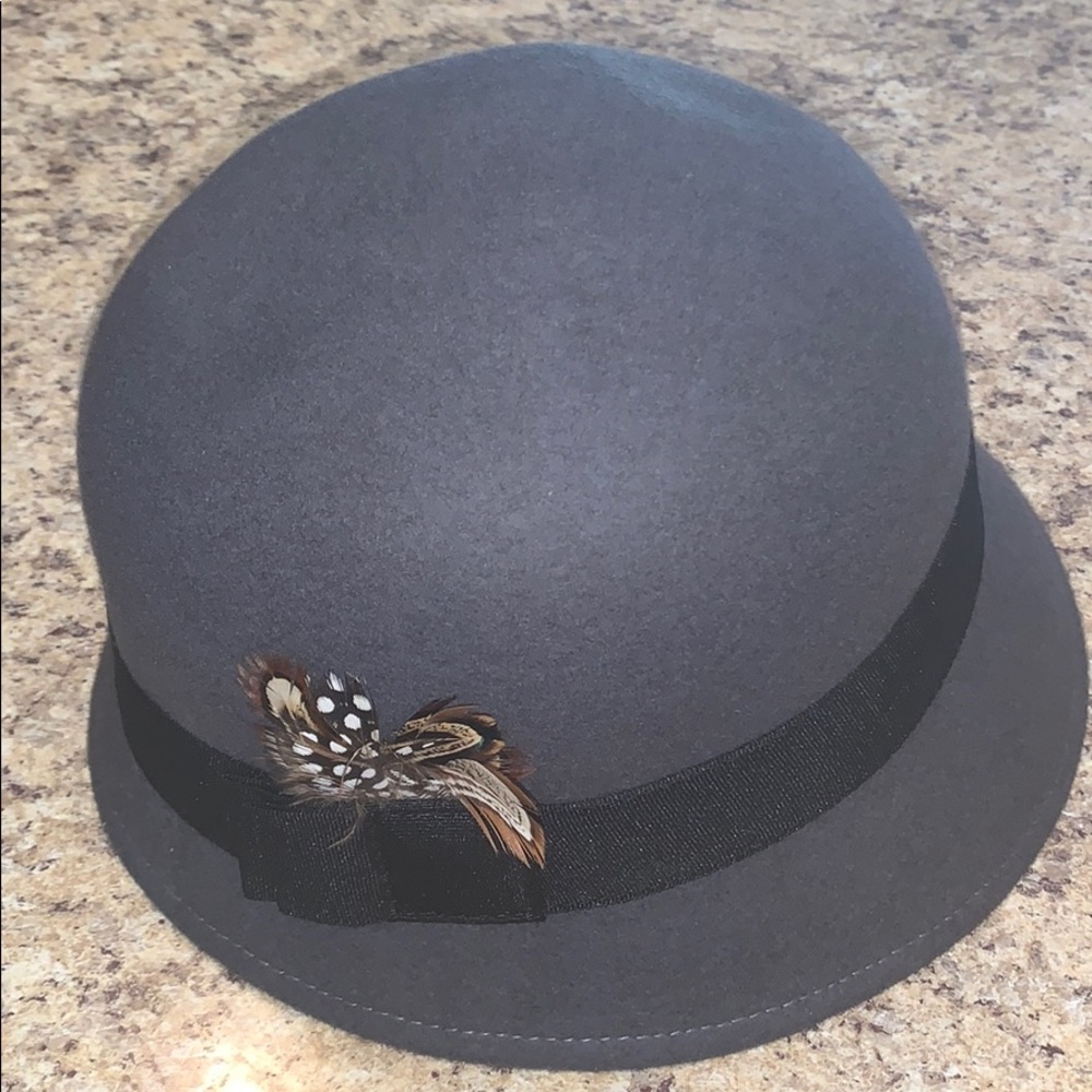 🖤 Grey Hat with Feathers 🖤